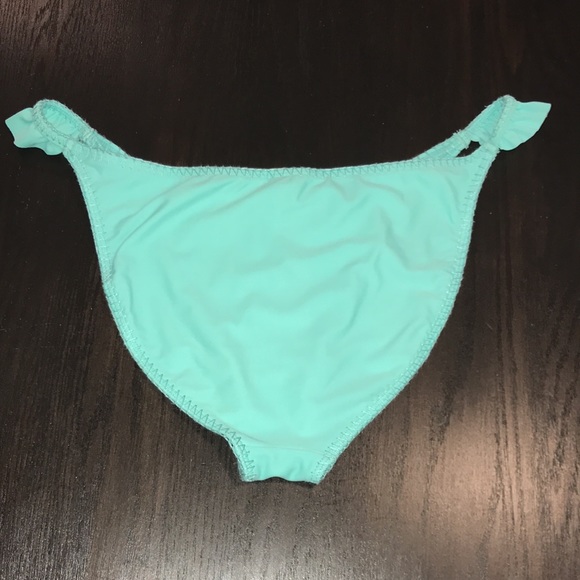 💥 Last Chance! NWOT Bikini Bottom w. Ruffle Side - Picture 2 of 6